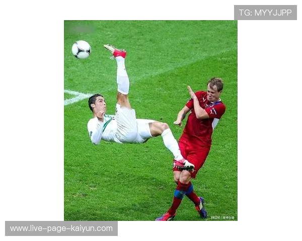 C罗大步流星带球推进势不可挡：从场上到日常训练的灵魂复制